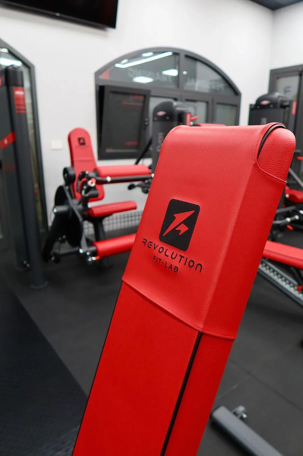 Logo su attrezzatura Revolution Fit Lab