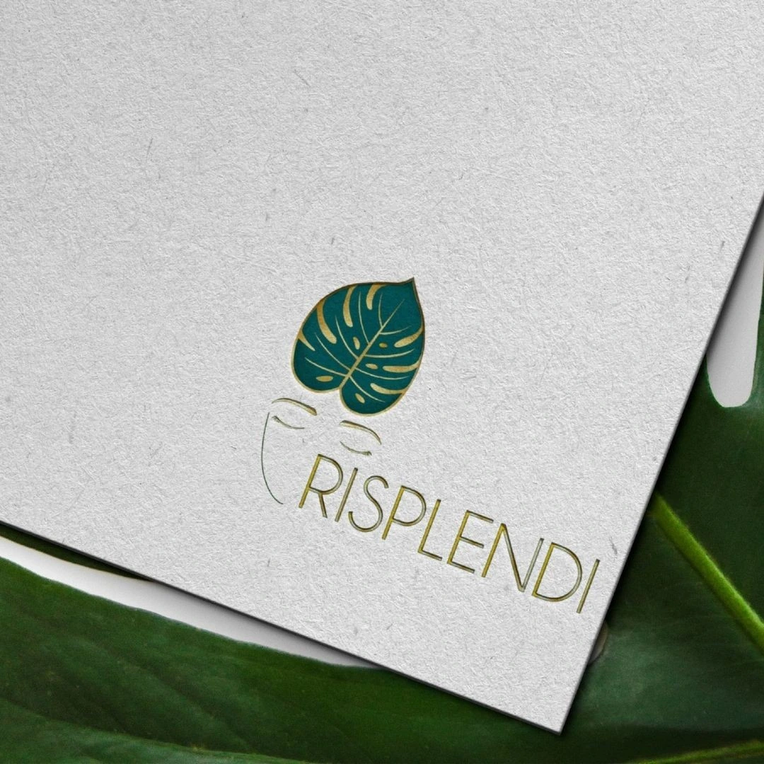 Risplendi - logo su carta e foglie