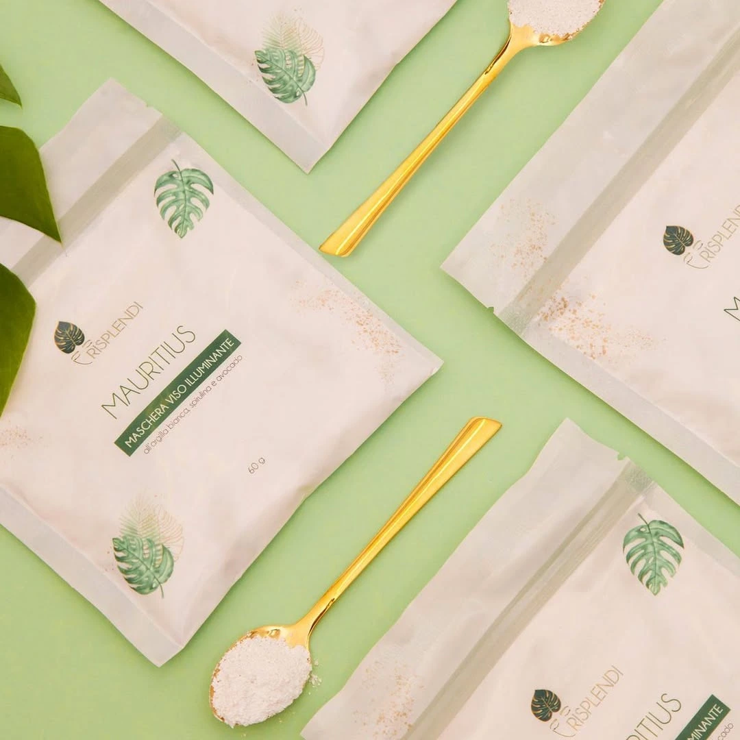 Risplendi - flatlay prodotto con cucchiai dorati
