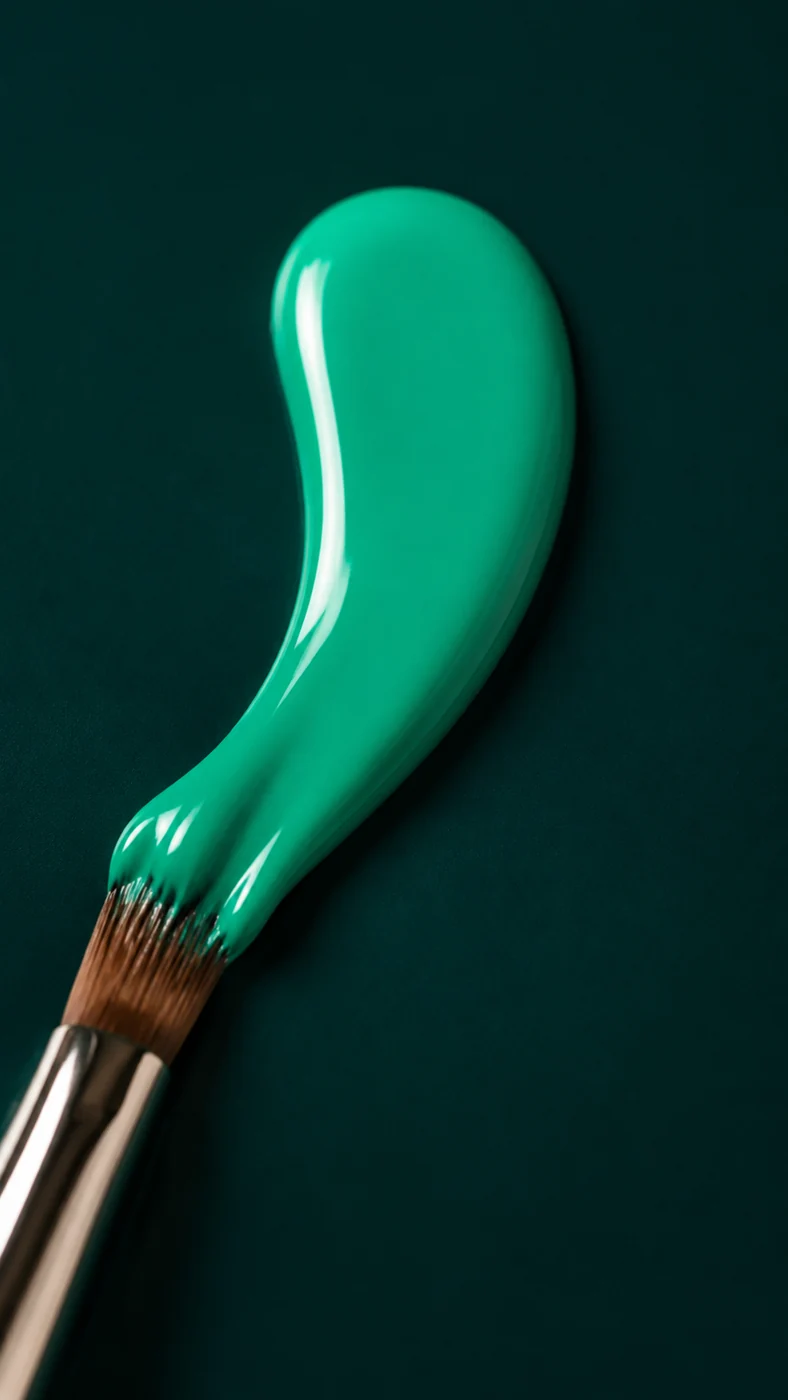 Noemi Paoloni — La texture dello smalto e il verde profondo.