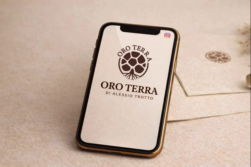 OroTerra: mockup del marchio su smartphone